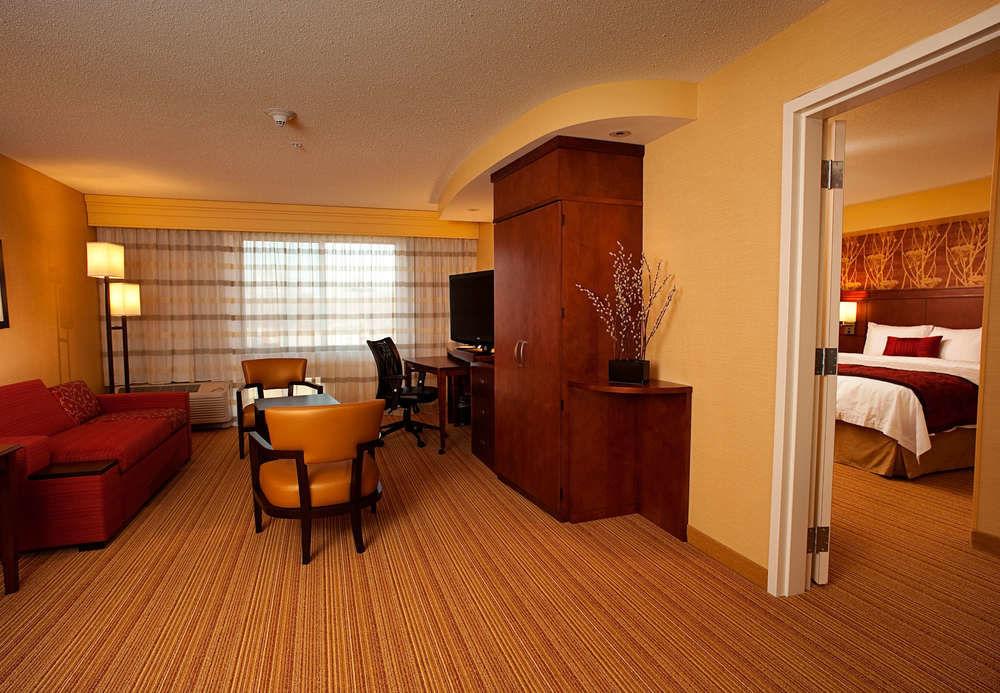 Courtyard Milwaukee Airport Hotel Exterior foto