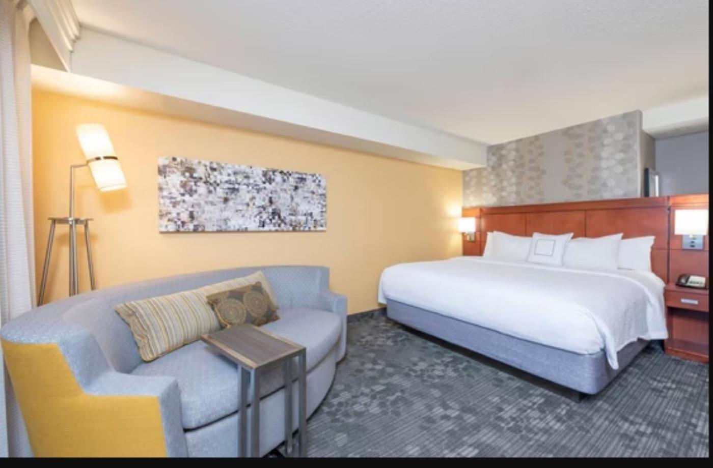 Courtyard Milwaukee Airport Hotel Exterior foto