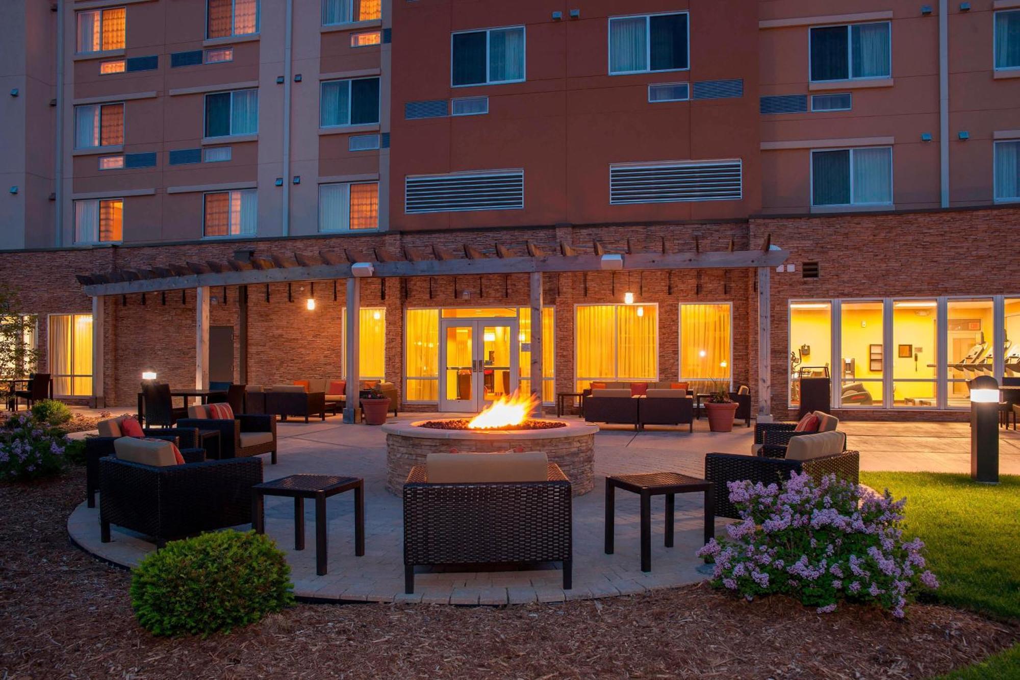 Courtyard Milwaukee Airport Hotel Exterior foto
